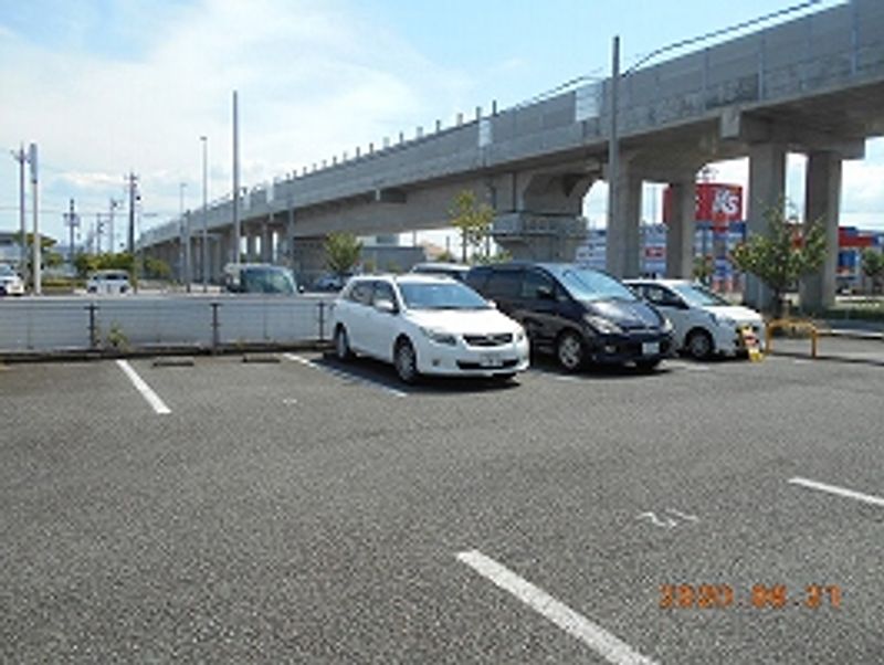 レオパレスリビエール 駐車場