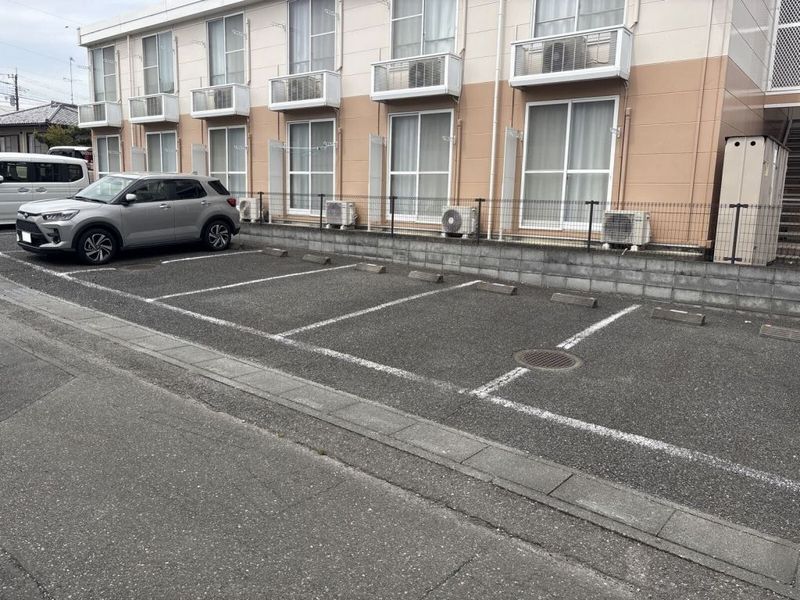 レオパレスα 駐車場