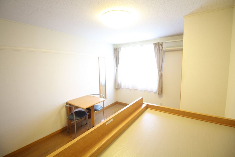 レオパレスＭＭＳ美 寝室