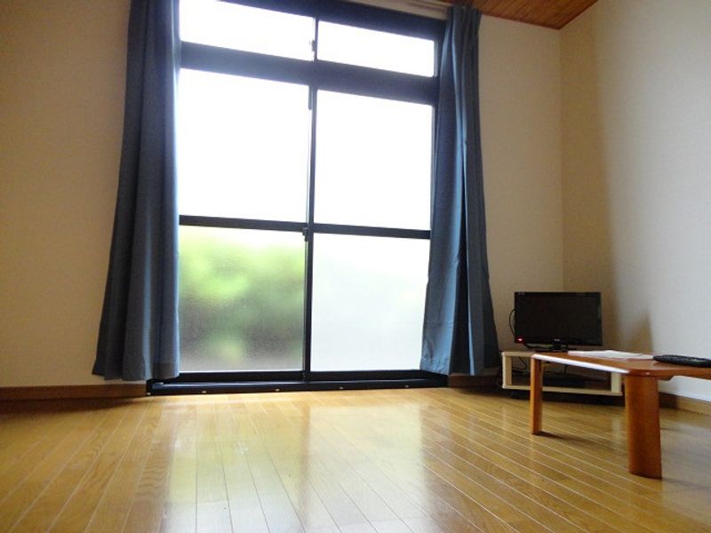 レオパレス貴富彌 居間