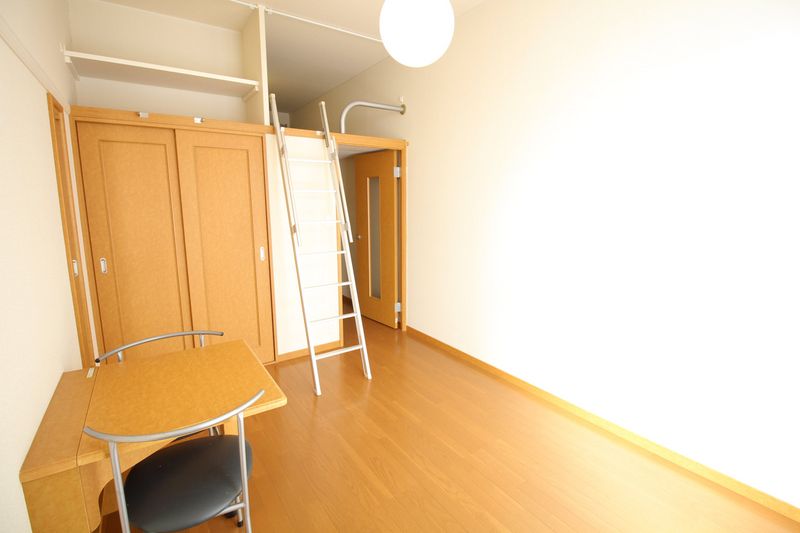 レオパレスＥＡＳＴ　ＦＩＥＬＤ 寝室