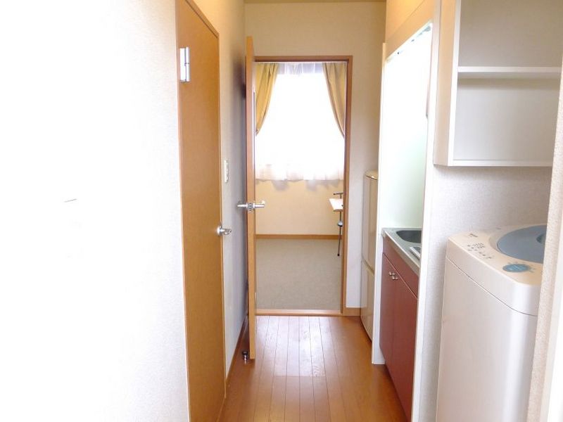 レオパレスおもひで 玄関