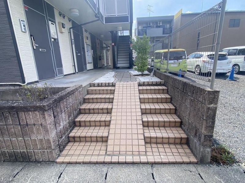レオパレスイターナル原 エントランス