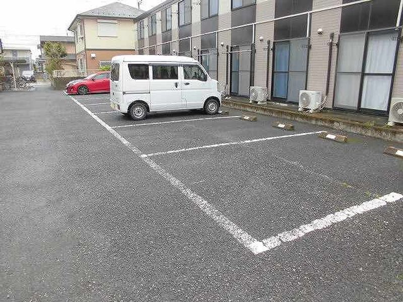 レオパレス彩 駐車場