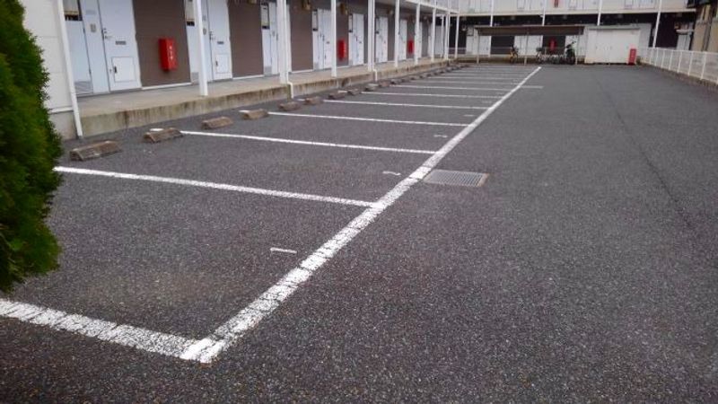 レオパレスアズール 駐車場