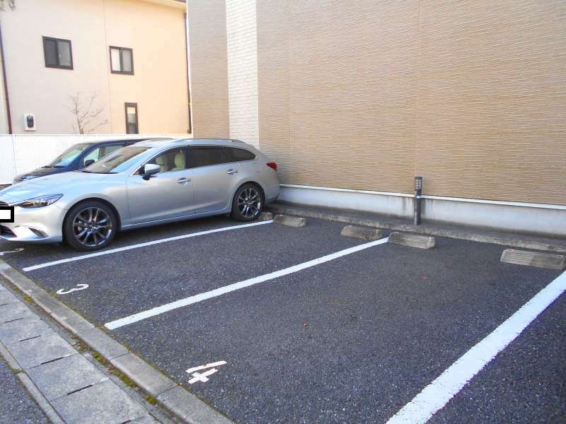 レオパレスプランドール 駐車場
