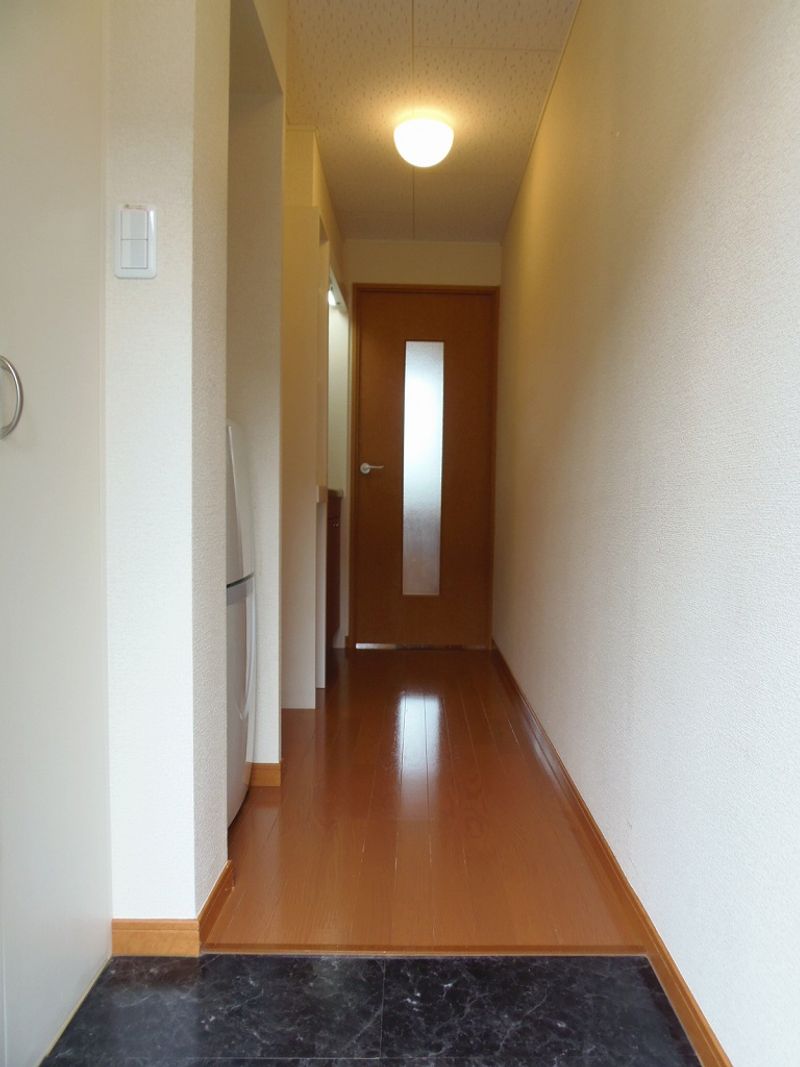レオパレスラ　プランタン 玄関