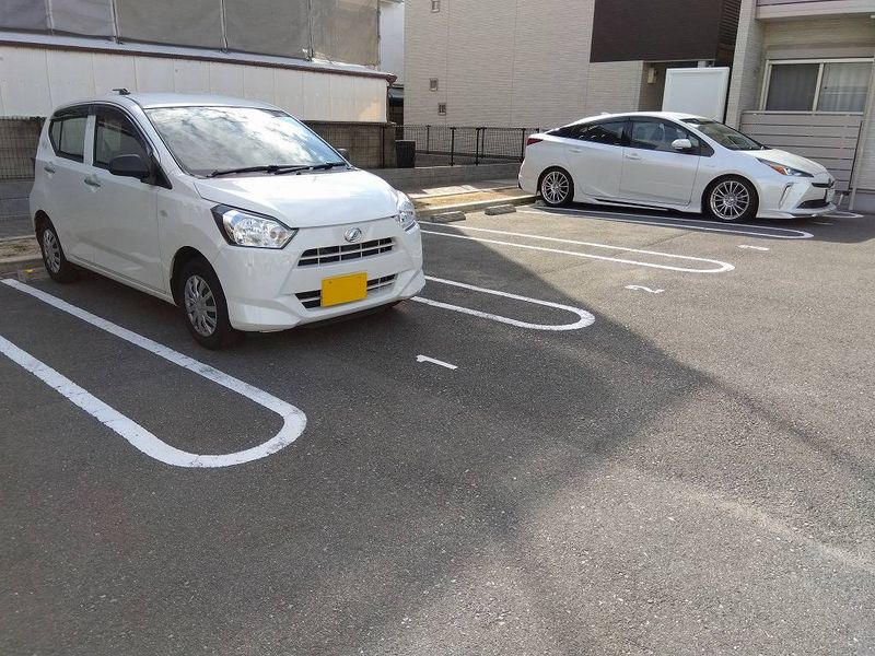 クレイノルピナス参番館 駐車場