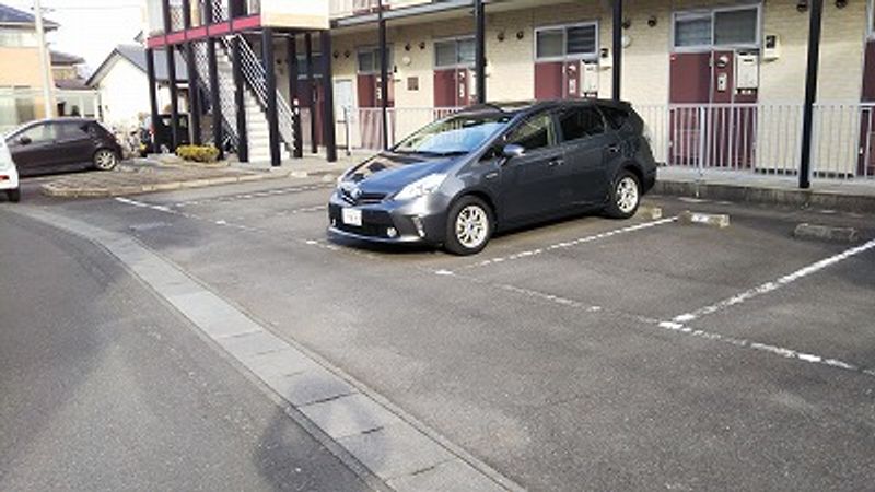 レオパレスツインズクレイン 駐車場