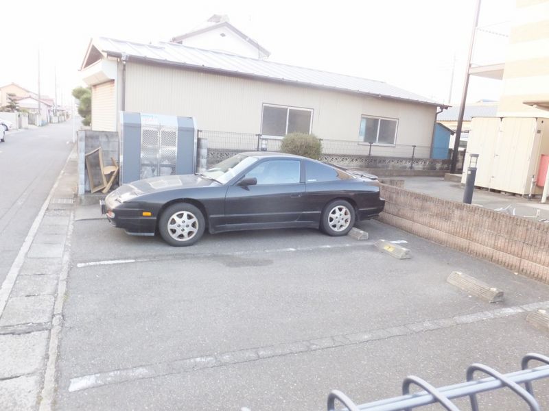 レオパレスＣｕｔｅ　Ａ 駐車場