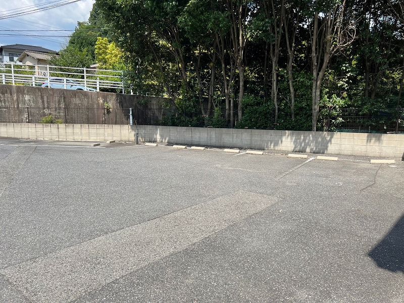 レオパレス亀山 駐車場