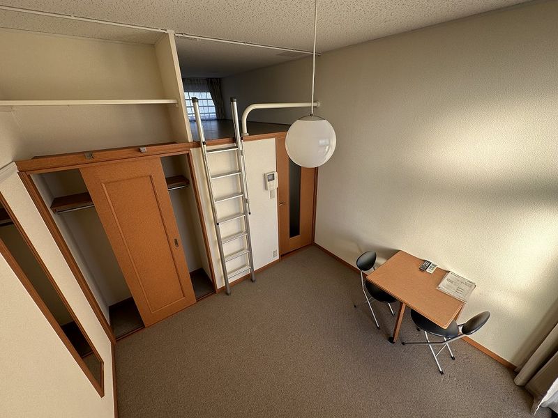 レオパレスカルーナ 居間