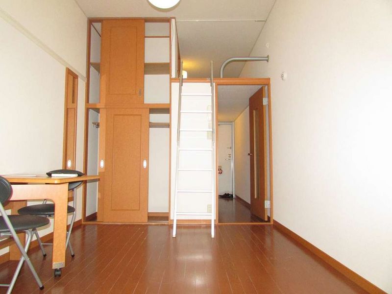 レオパレス波寄 居間