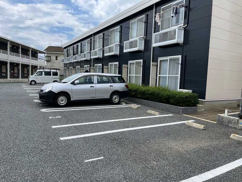 レオパレス春 駐車場