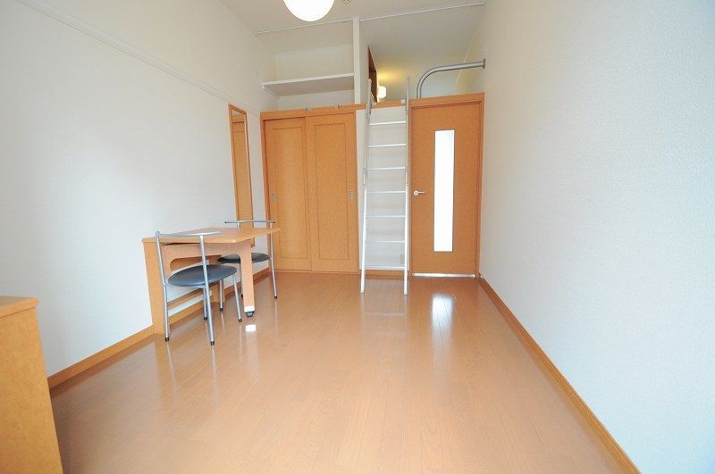 レオパレス勧修寺 居間