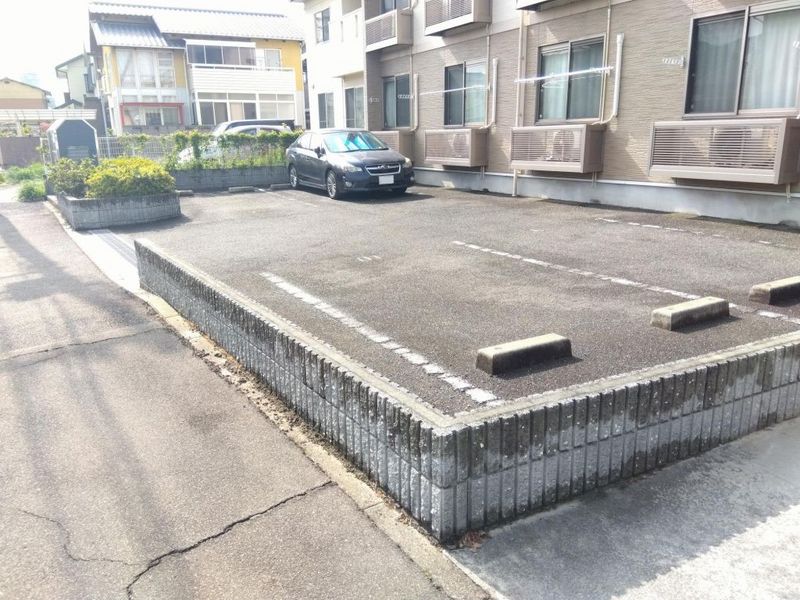 レオネクスト東大浜３ 駐車場