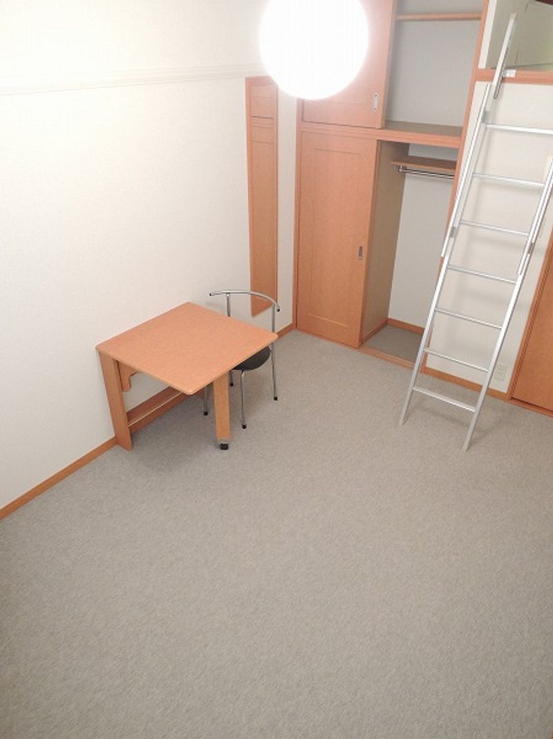 レオパレスクレスト 居間
