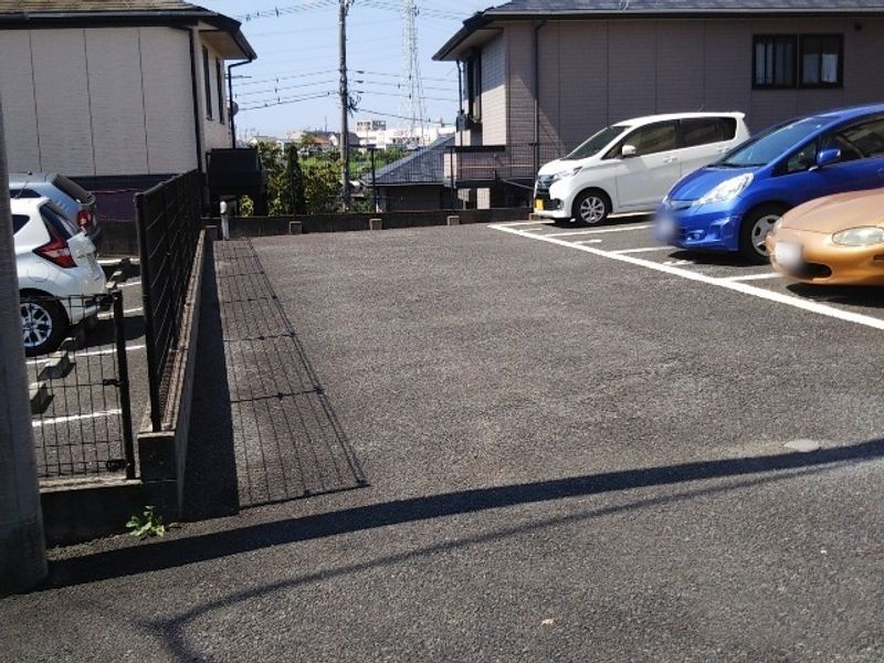 レオパレス花恋 駐車場