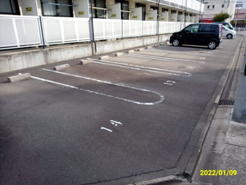レオパレスセノーテ黒川 駐車場