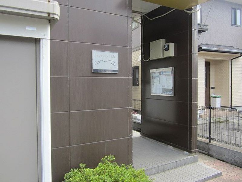 レオパレスはなみずき エントランス