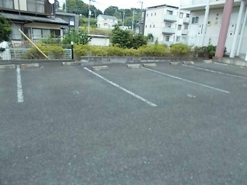 レオパレスカメリア 駐車場