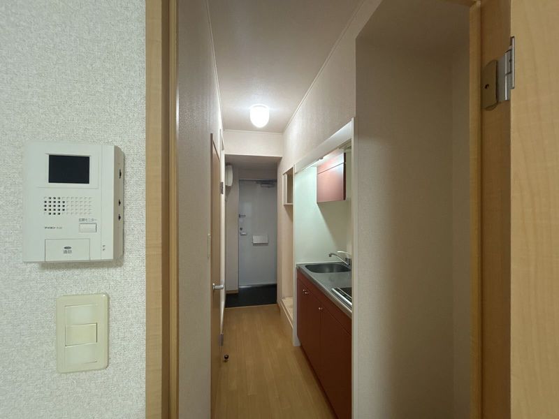 レオパレスしろがね 玄関