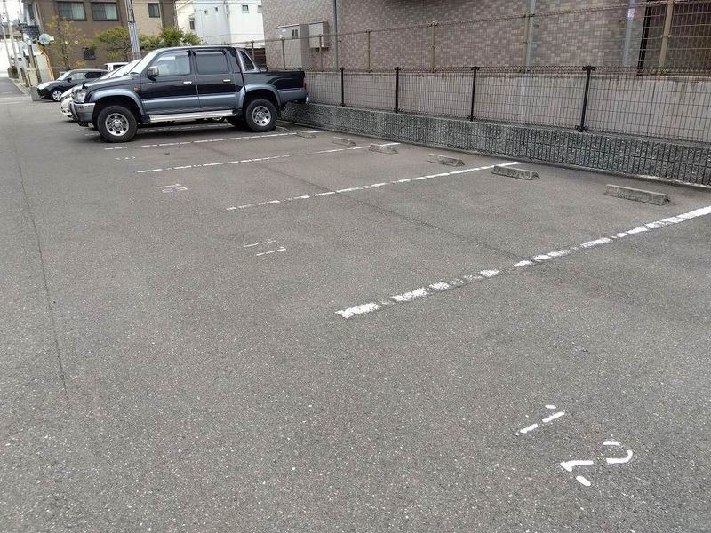 レオパレスアリナン 駐車場