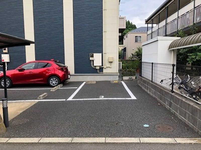レオネクストＥＡＳＴＬＥＡＦⅢ 駐車場