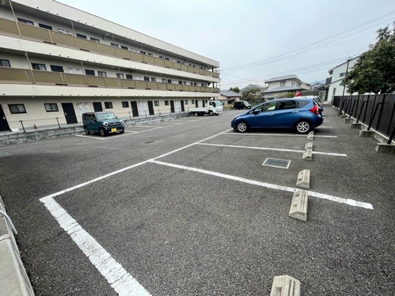レオパレスアルカディア 駐車場