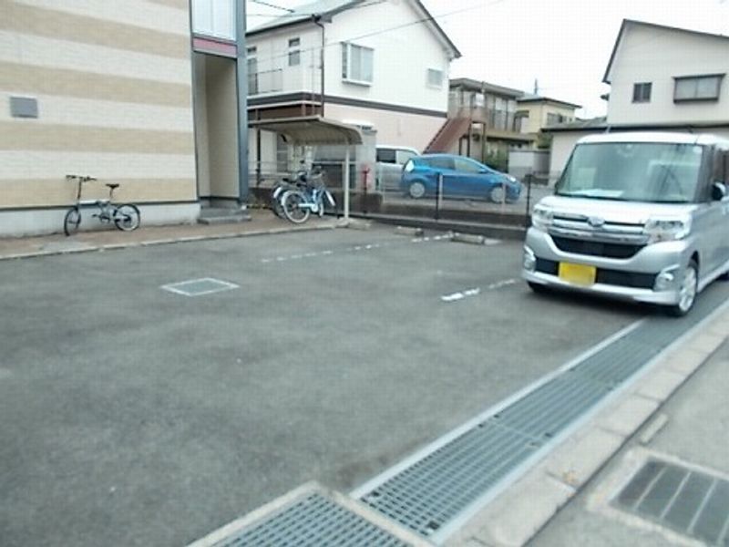 レオパレスルミエール 駐車場