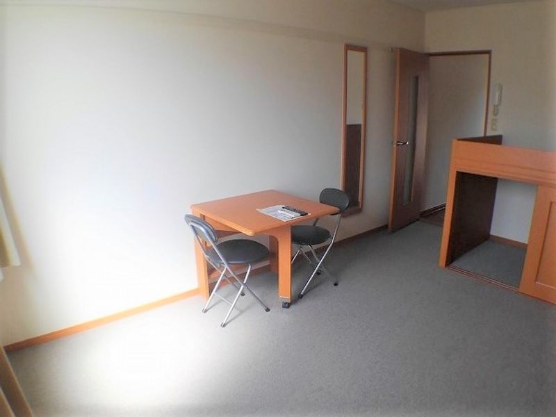 レオパレスニュー屋島 居間