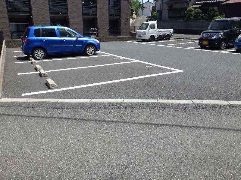 レオパレスパピヨンＡ 駐車場