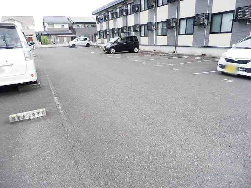 レオパレス睡蓮 駐車場