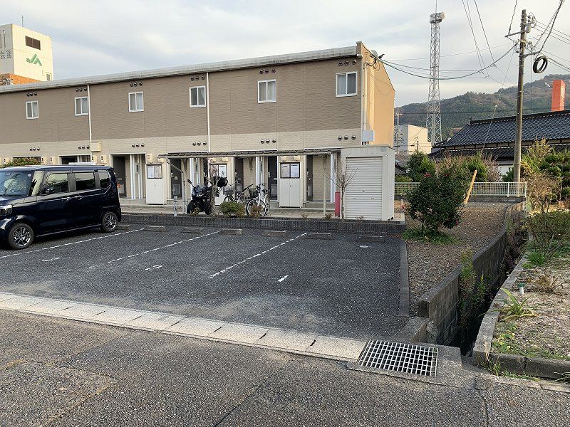 レオパレスプロヴァンス 駐車場