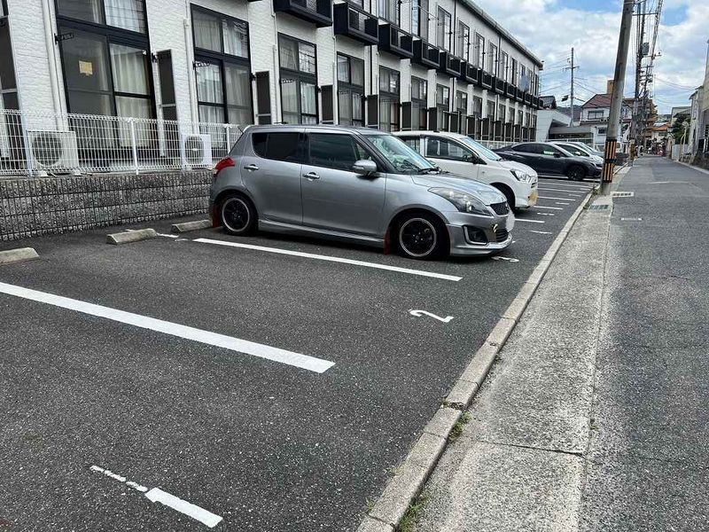 レオパレスフルール和 駐車場