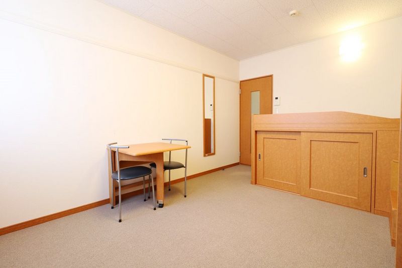 レオパレス余内 居間