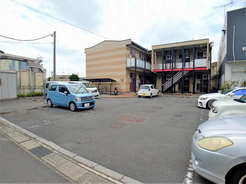 レオパレスエクレール 駐車場