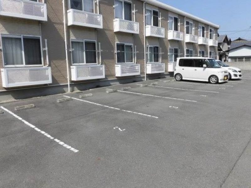 レオパレスアイアイ 駐車場