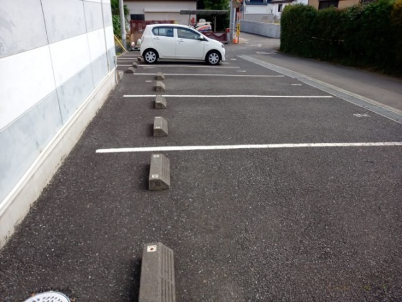 レオパレスクロスロード 駐車場