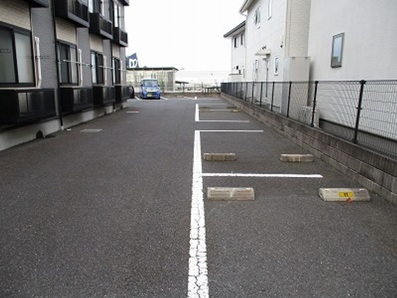 レオパレスエテルナ 駐車場