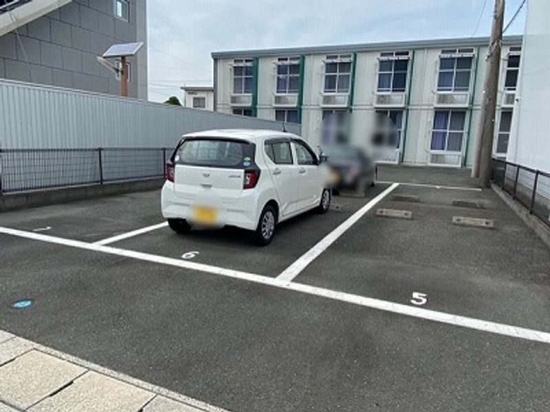 レオパレスサンフレンド 駐車場