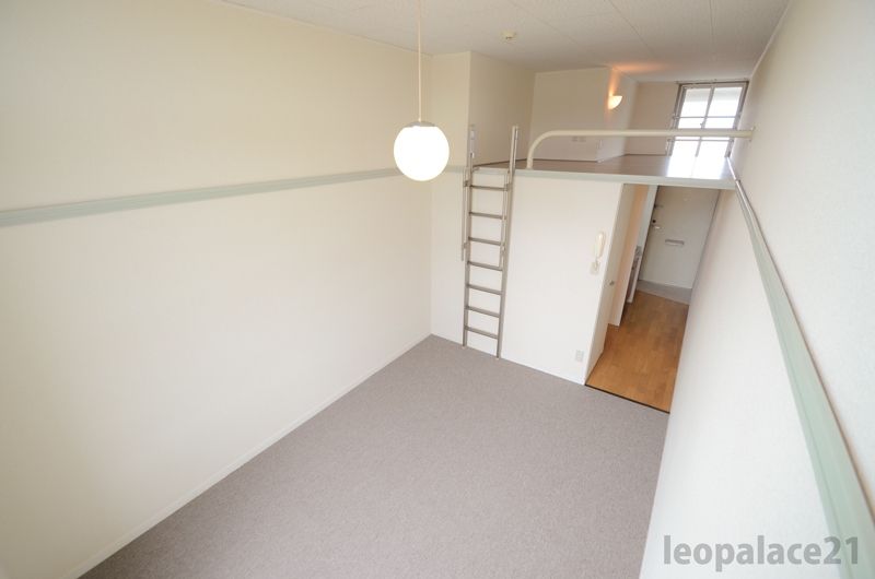 レオパレスウエストＩ 居間