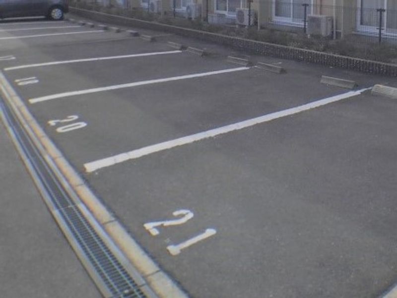 レオパレスアリシア 駐車場