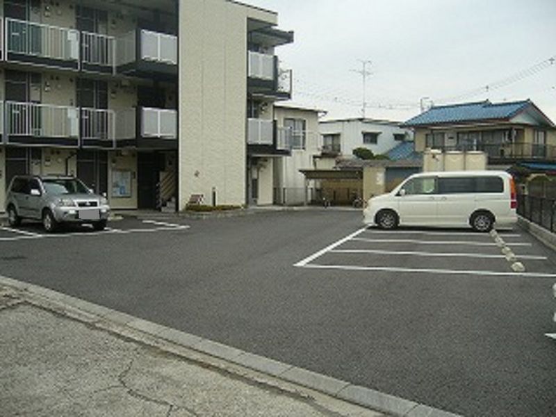 レオパレスさざなみ 駐車場