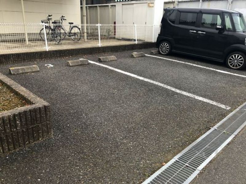 レオパレスハート１ 駐車場