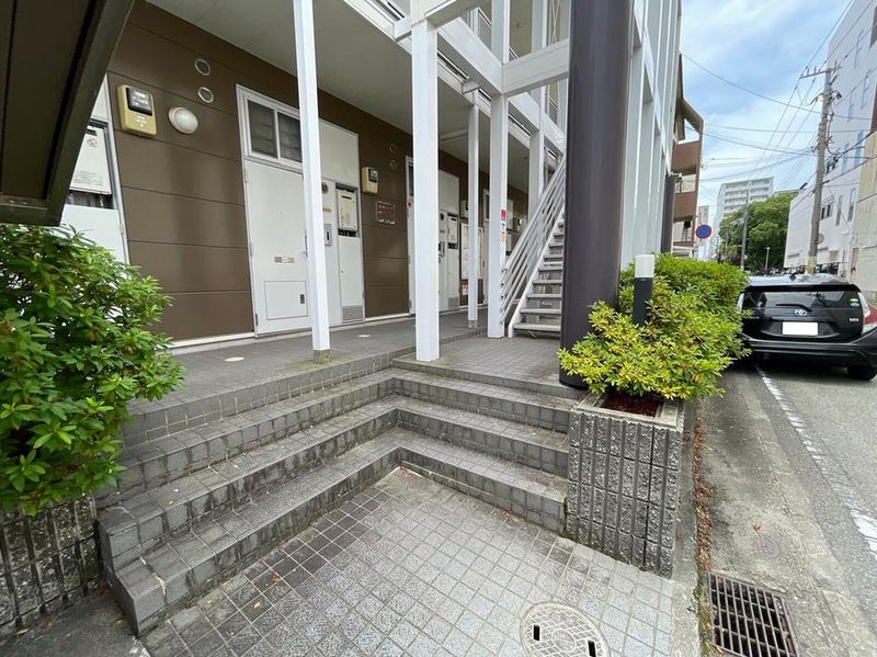 レオパレス向之芝 エントランス