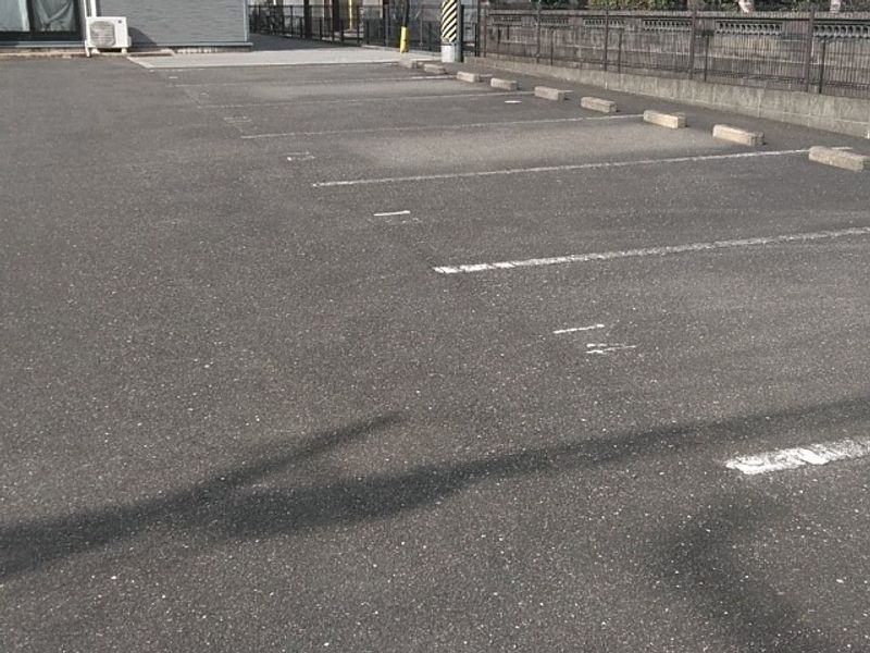 レオパレスジェイエム１８国府 駐車場