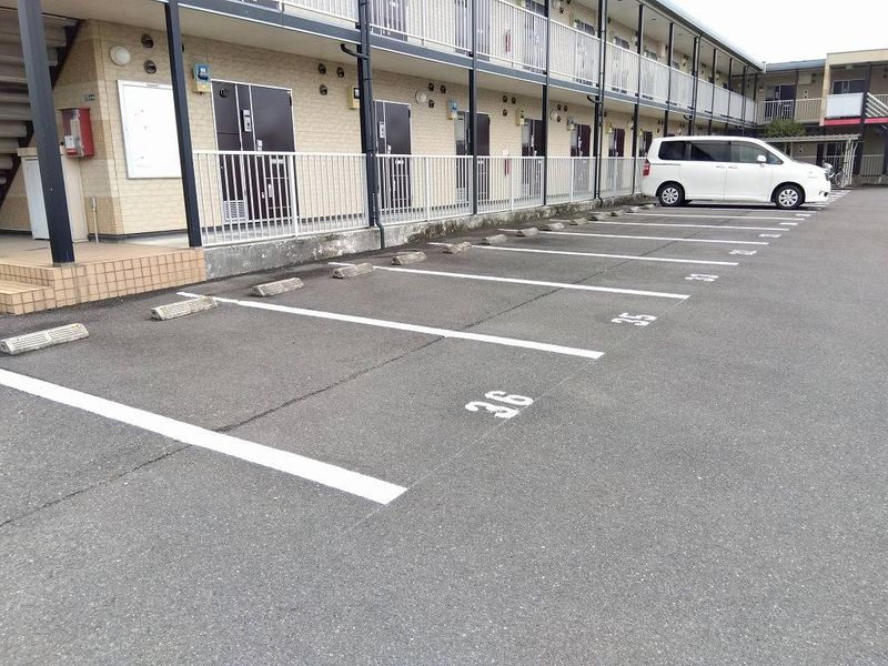 レオパレスデュ　エヴァンジイル 駐車場