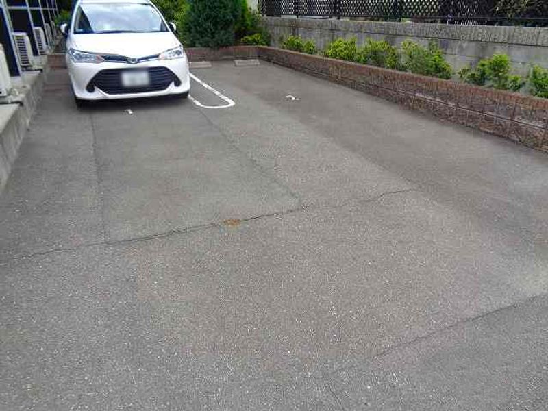 レオパレスパーシモンアネックス 駐車場