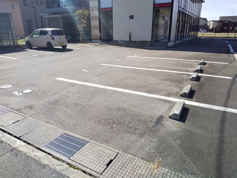 レオパレス西荒屋 駐車場
